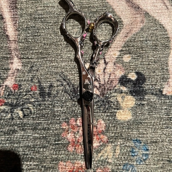 Washi Beauty Black Rosebud Shear 5.5” Right Hand Jeweled Handles - Picture 2 of 7